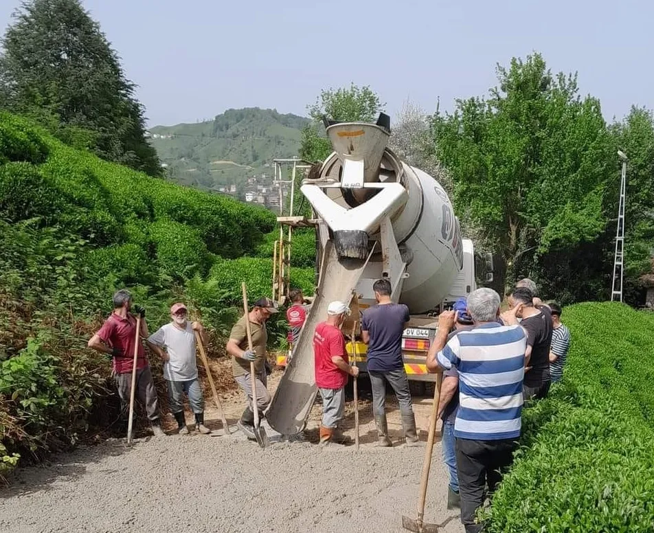 Dulgerli Köyünde Vatandaş devlet iş birliği ile yol betonlama çalışmaları yapılıyor