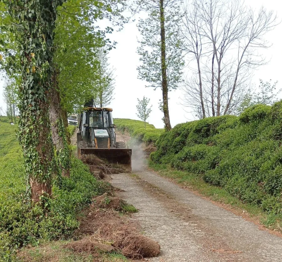 Belediyeye Bağlı Mahallelerde Yol Temizleme ve Düzenleme Çalışmalarına Devam Ediyor