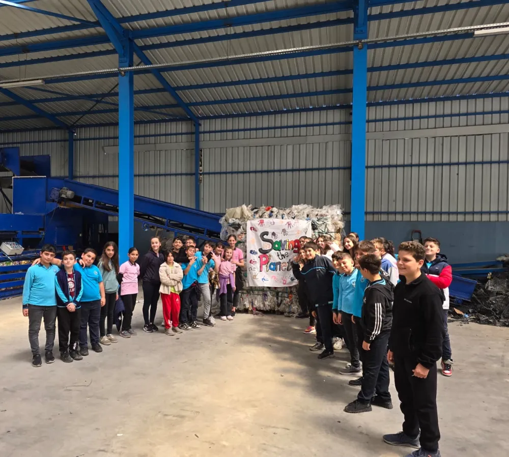 Muammer Çiçekoğlu Ortaokulu öğrencileri   “Gezegeni kurtar” Kapsamında Geri Dönüşüm Toplama ve Ayırma Tesisini ziyaret etti