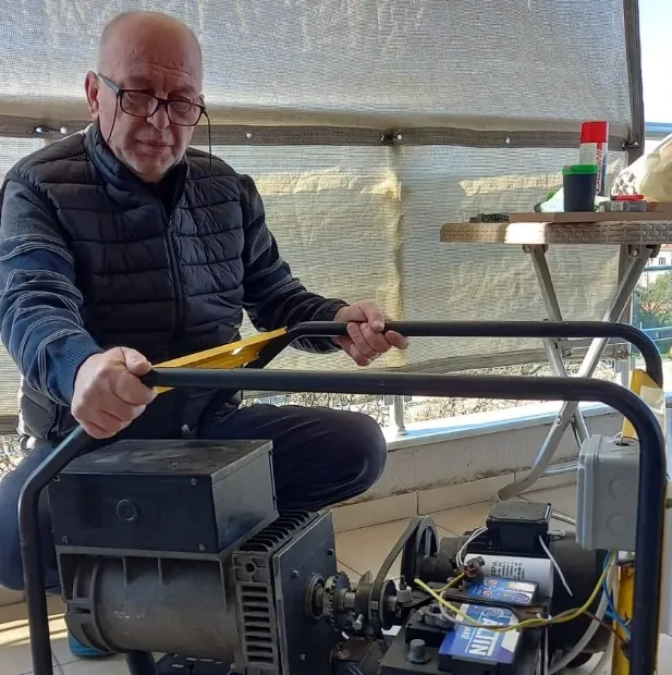 Rizeli elektrik teknisyeni Cemalettin Bayar 30 yıllık çalışmayla hiçbir dış etkene muhtaç olmadan elektrik enerjisi üreten cihaz yaptı