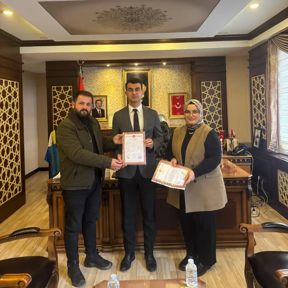Tapu Müdiresi Vasfiye Şahin Uzun ve TOKİ Vekili Ayhan Taşçı, Kalkandere Kaymakamımız Sayın Alpay Dincel’i makamında ziyaret etti
