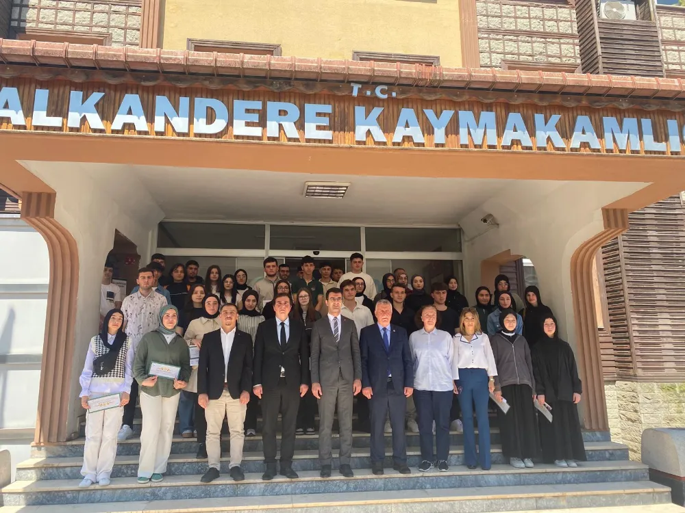 Kalkandere’de Kalkandere Vakıfı Destekli Burs Programıyla Öğrencilere Teşvik  Başarı Ödülleri Verildi